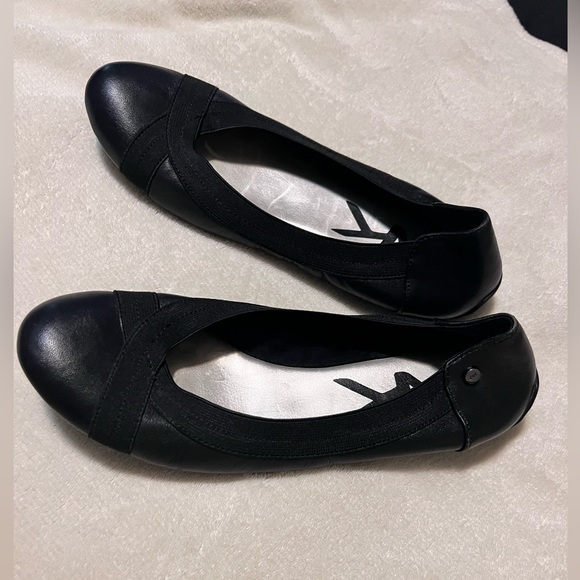 Black leather Anne Klein Sport flats size 8.5 - Picture 2 of 9